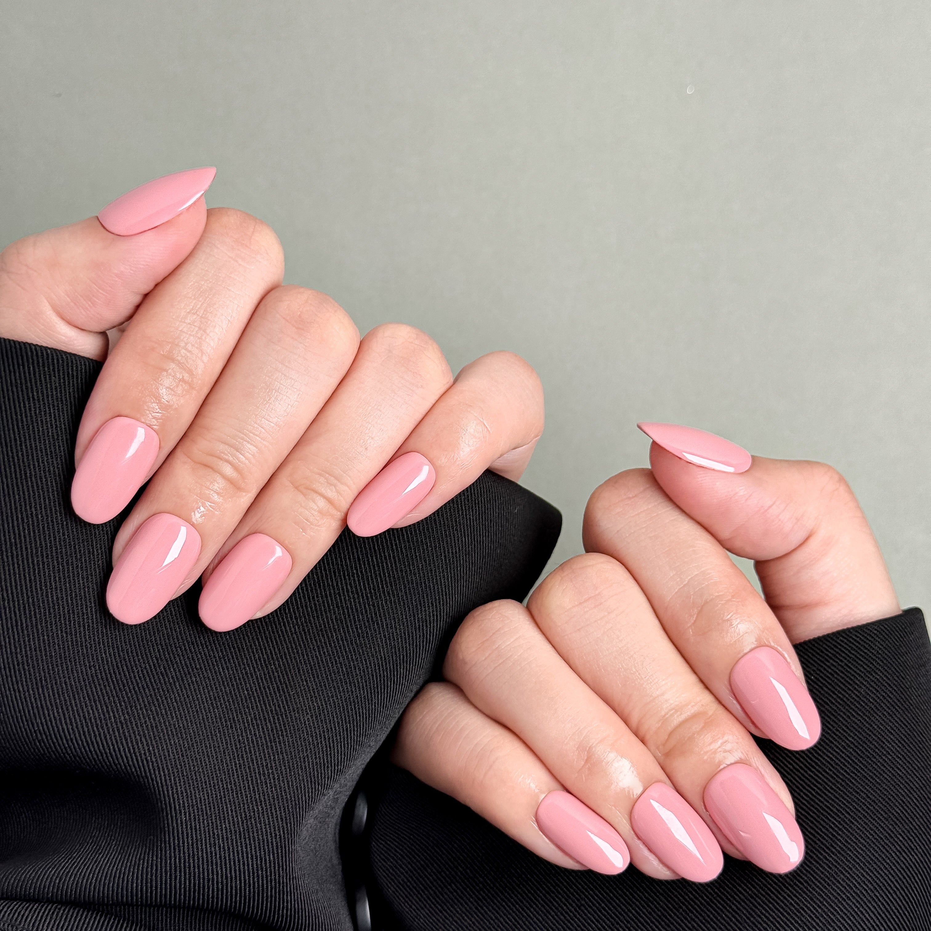 Ongles Press-On MIBLAB rose taupe port¡§|s sur mains, Manucure naturelle Gen¡§¡§ve