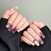Ongles Press-On MIBLAB nude ¡§¡è motifs violets port¡§|s sur mains, Manucure cr¡§|ative Gen¡§¡§ve