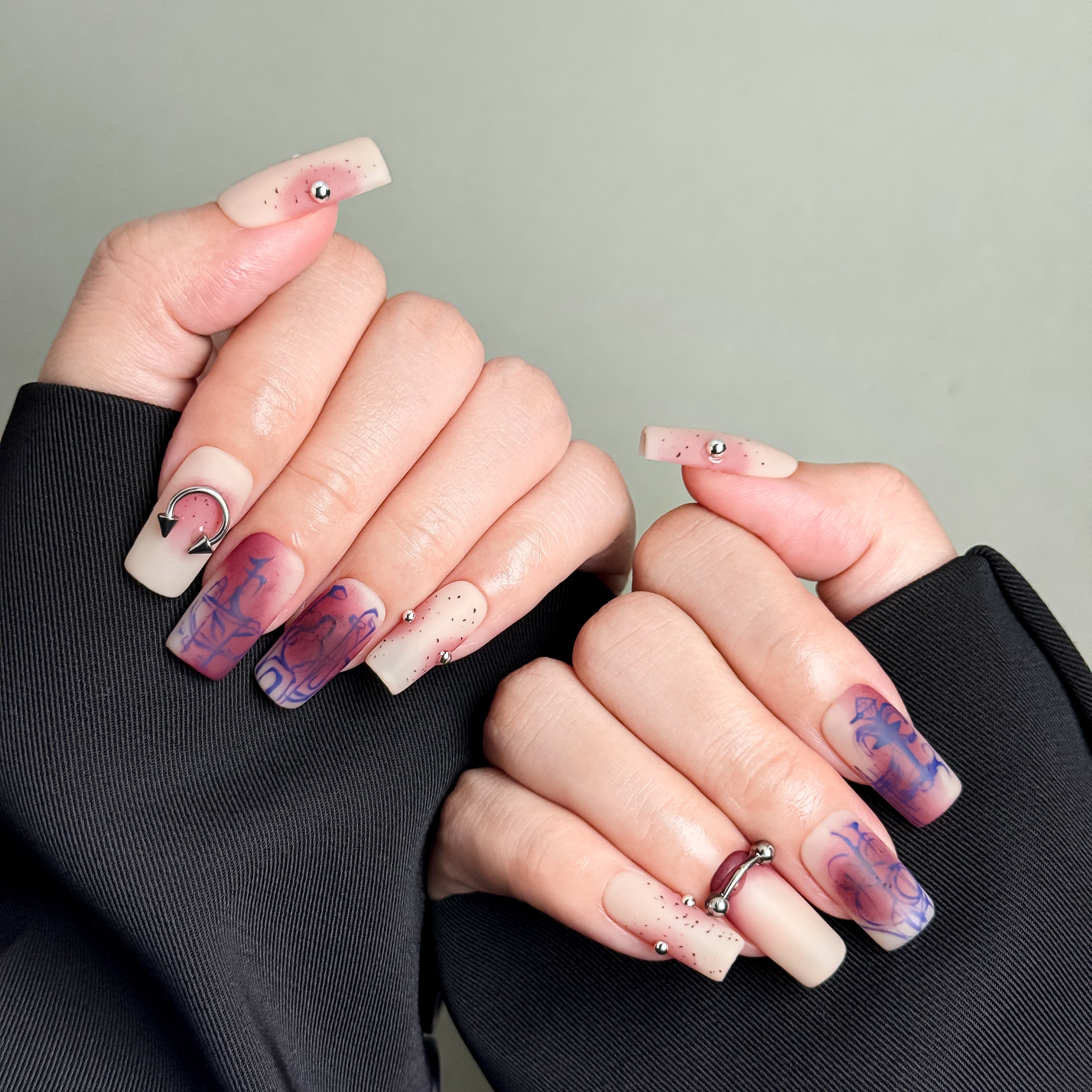 Ongles Press-On MIBLAB nude ¡§¡è motifs violets port¡§|s sur mains, Manucure cr¡§|ative Gen¡§¡§ve