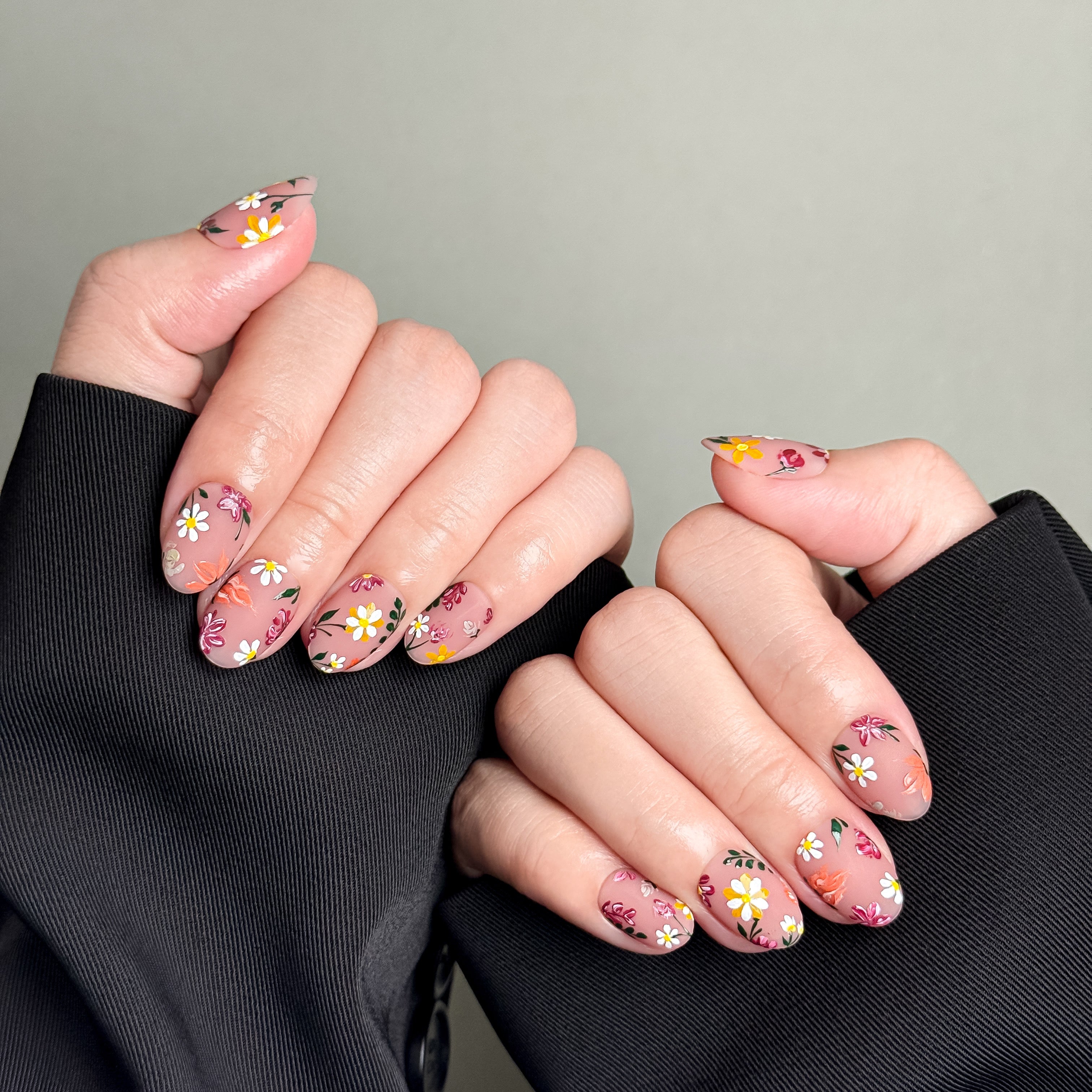 Ongles Press-On MIBLAB floraux port¡§|s sur mains, Manucure romantique et naturelle Gen¡§¡§ve