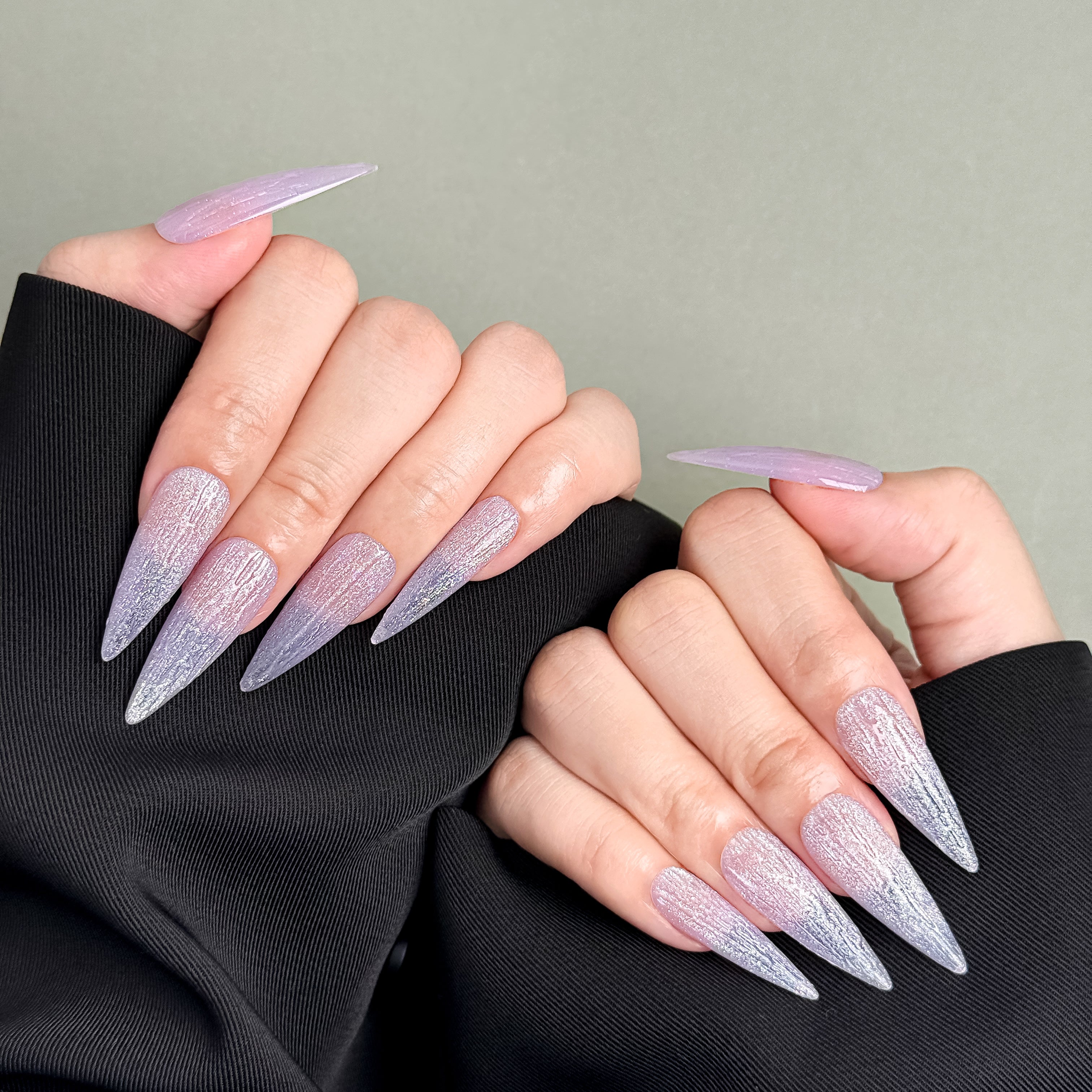 Ongles Press-On MIBLAB lilas scintillants port¡§|s sur mains, Manucure glamour Gen¡§¡§ve
