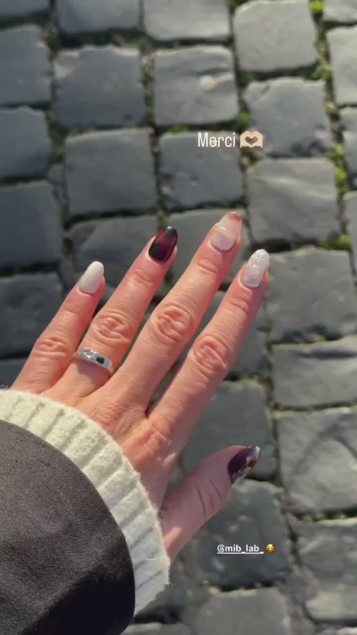 Vidéo de présentation d’ongles press-on (faux ongles) : focus sur le rendu naturel et la finition.