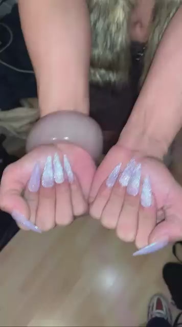 Courte séquence montrant un set de faux ongles press-on et son rendu en gros plan.