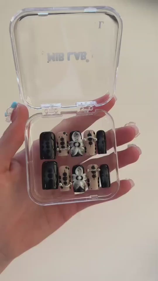Déballage d’un colis de press-on nails (faux ongles) : ouverture de la boîte et présentation des sets.