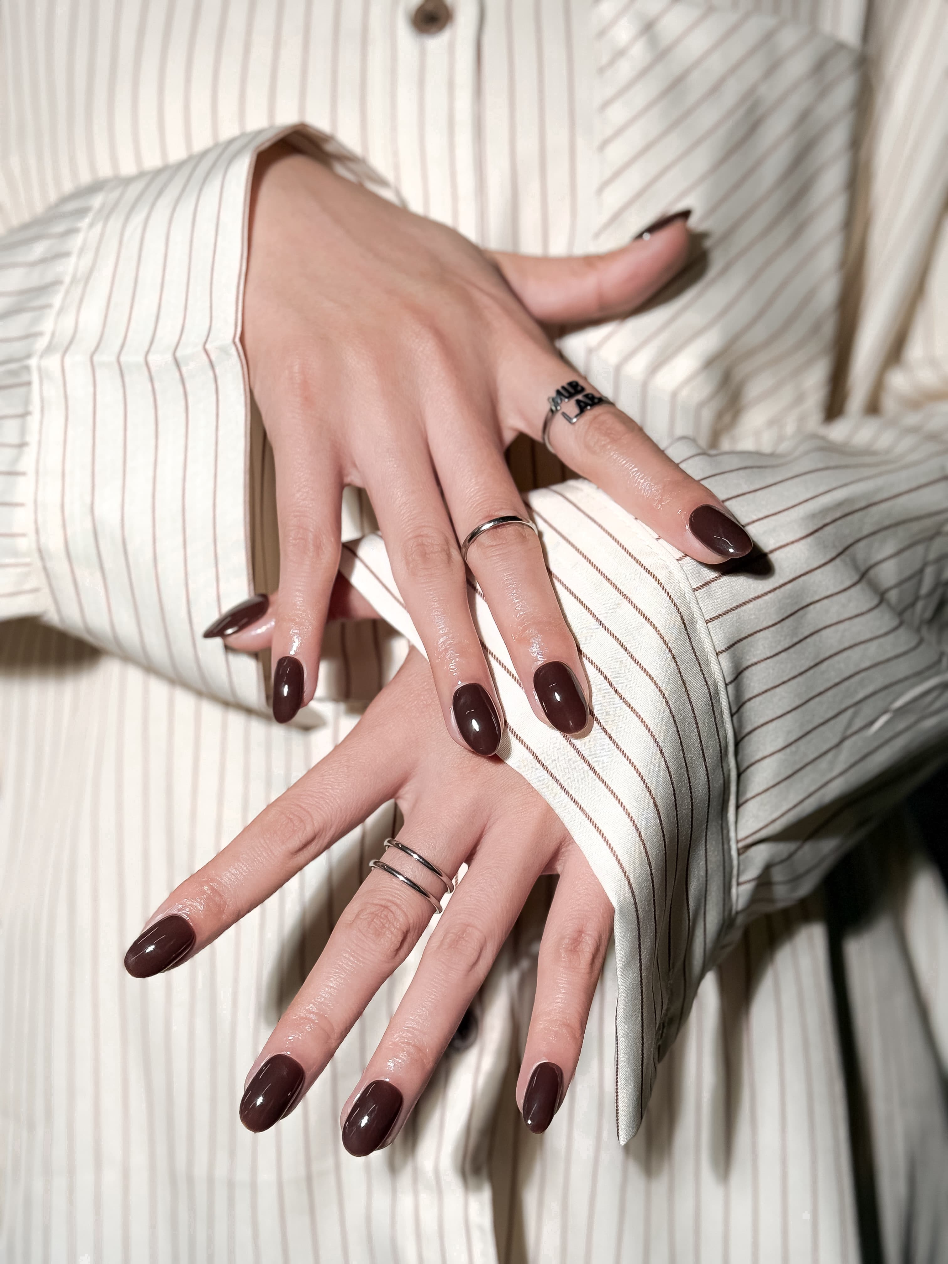 KKO Oval faux ongles ovales bruns MIBLAB, press-on nails premium portés à la main à Genève