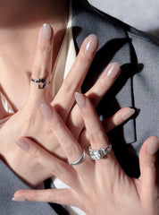Manucure Casablanca portée : press on nails nude rose, rendu naturel et élégant, ongles sans gel, Genève.