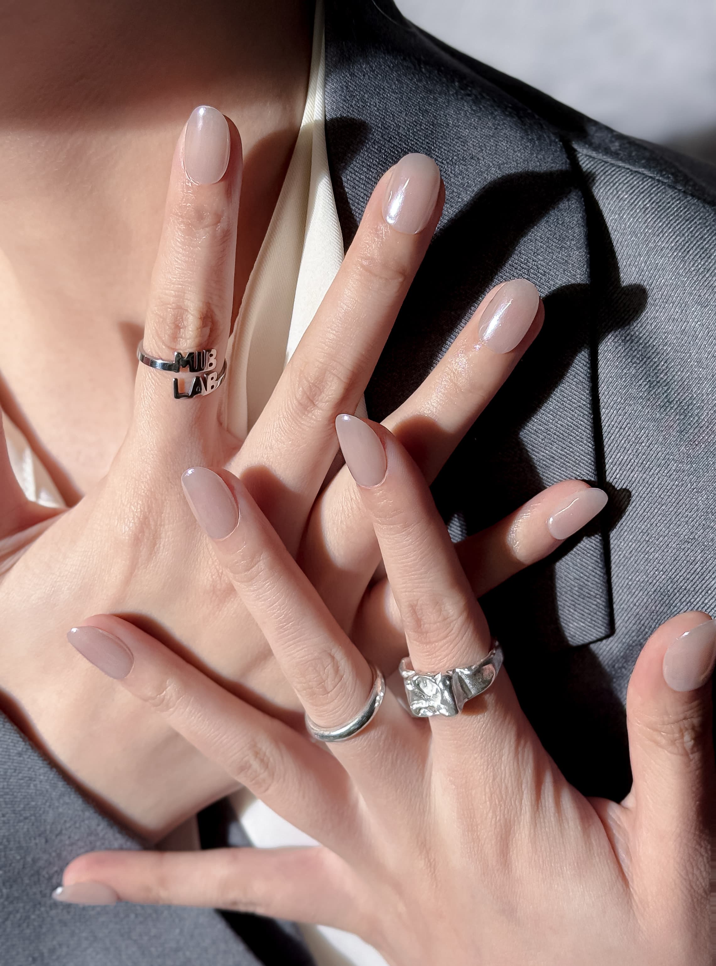 Manucure Casablanca portée : press on nails nude rose, rendu naturel et élégant, ongles sans gel, Genève.