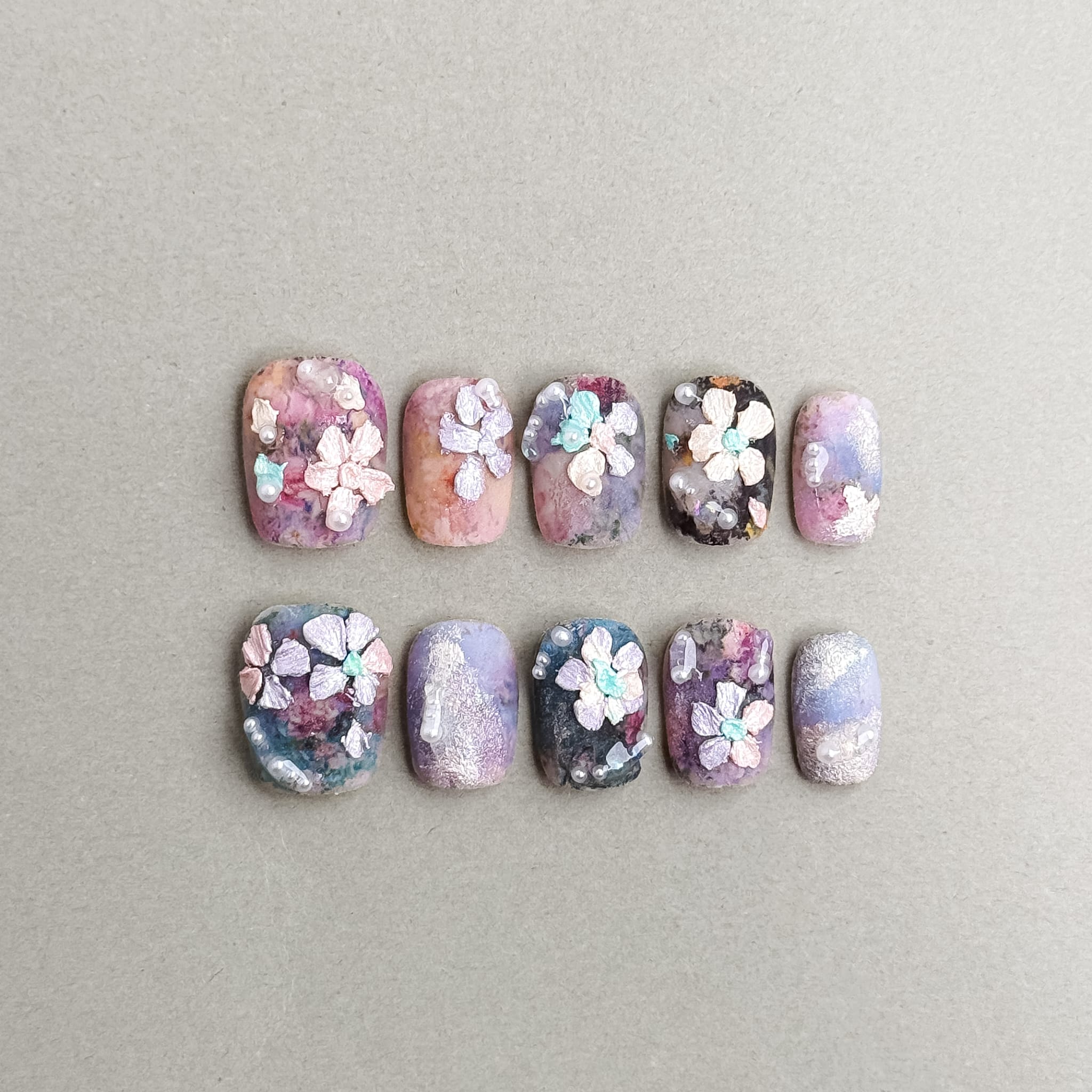 View from My Window : faux ongles réutilisables rose et lilas, motifs floraux et marbrés, accents brillants, press on nails premium.