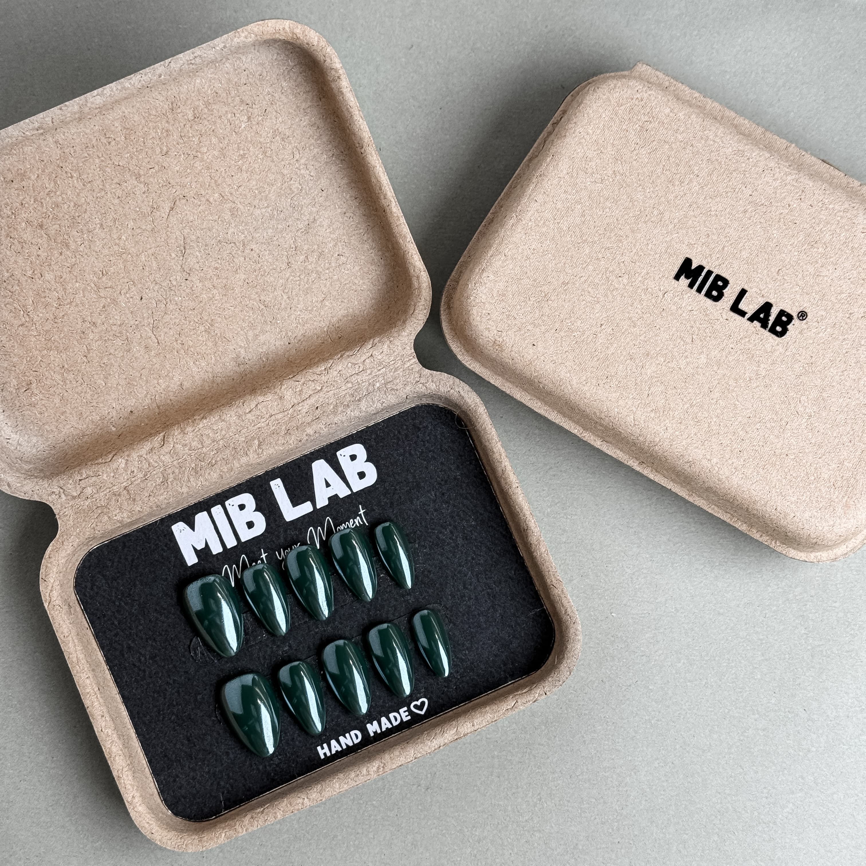 Coffret MIB LAB Muse avec press on nails premium réutilisables vert, kit complet, retrait à Genève et livraison en Suisse.
