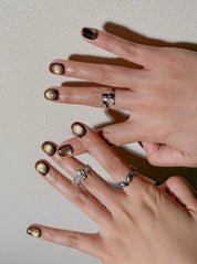 Détail Tombé sur mains : faux ongles premium réutilisables brun laqué, style quotidien élégant, Suisse.