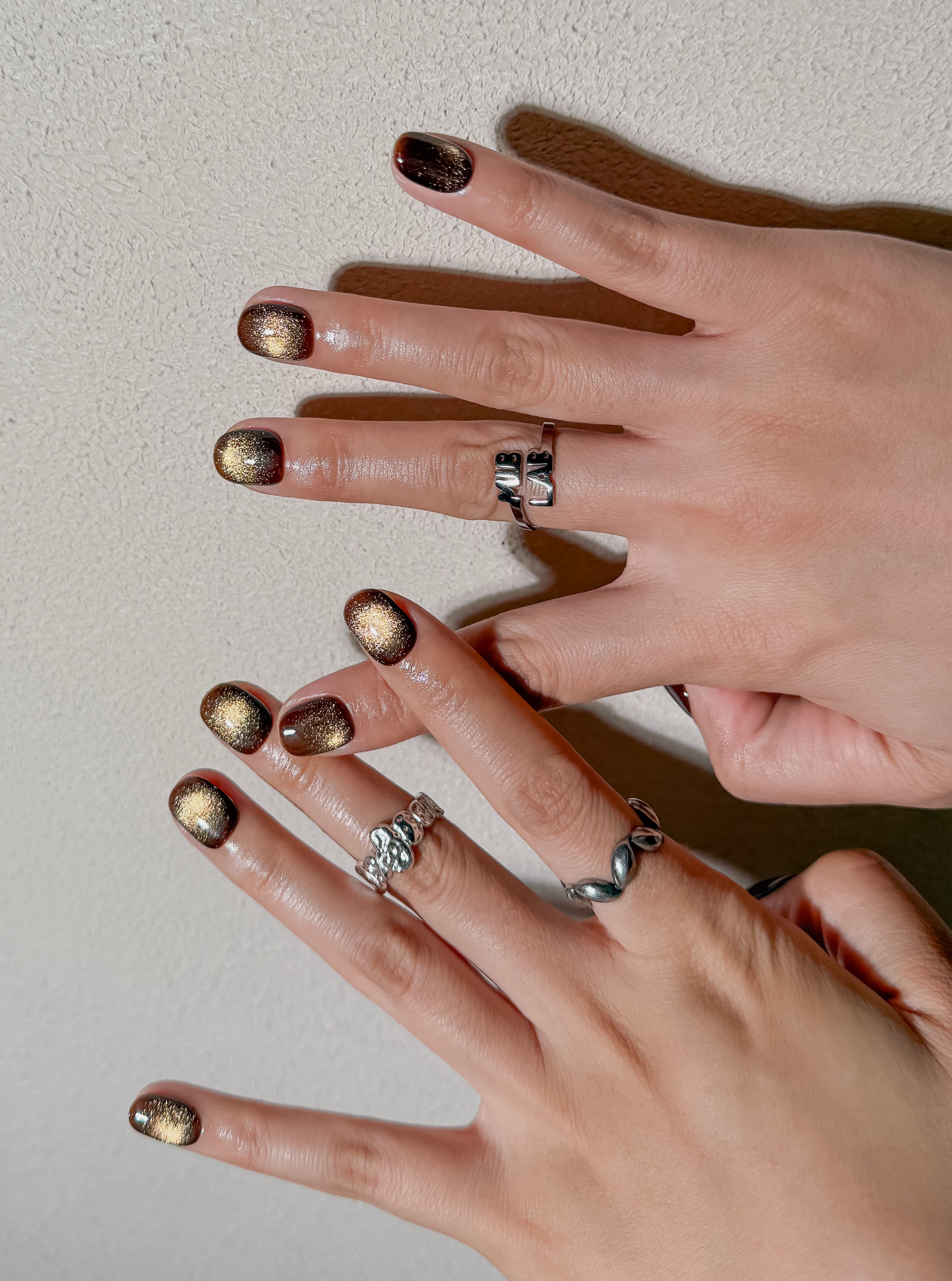 Détail Tombé sur mains : faux ongles premium réutilisables brun laqué, style quotidien élégant, Suisse.