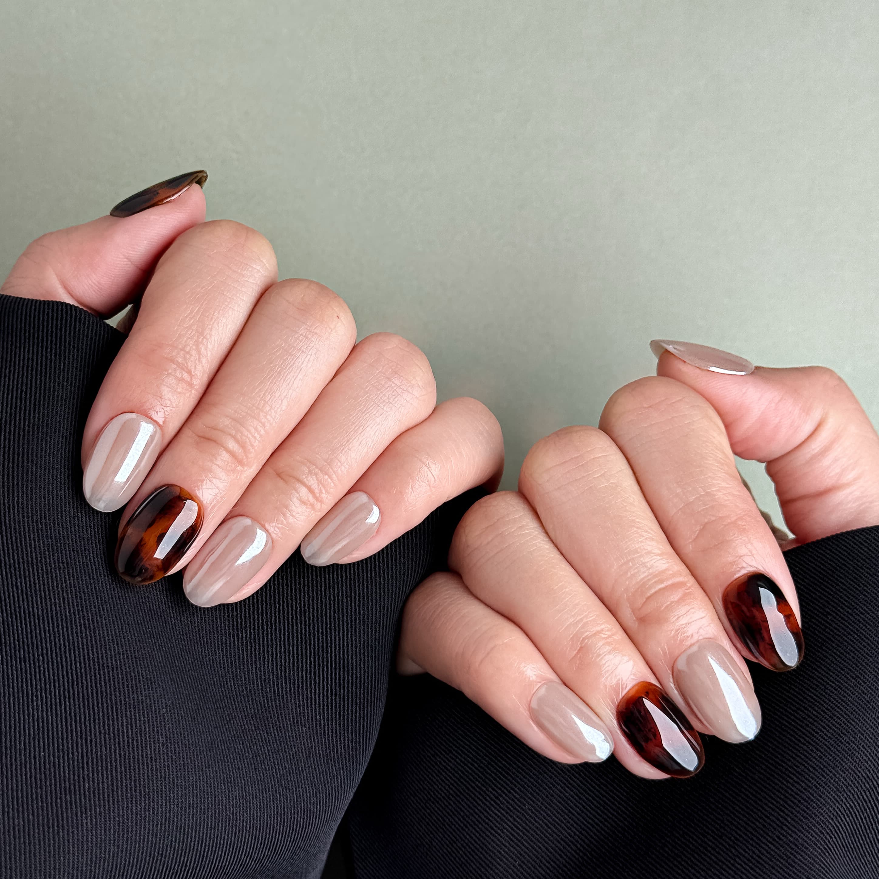 Manucure Miss You More portée : press on nails nude avec touches tortoise, look élégant et discret, ongles sans gel, Genève.