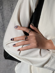 Manucure Palace of Wonders portée : press on nails effet marbré violet, détails brillants, ongles élégants, Genève.