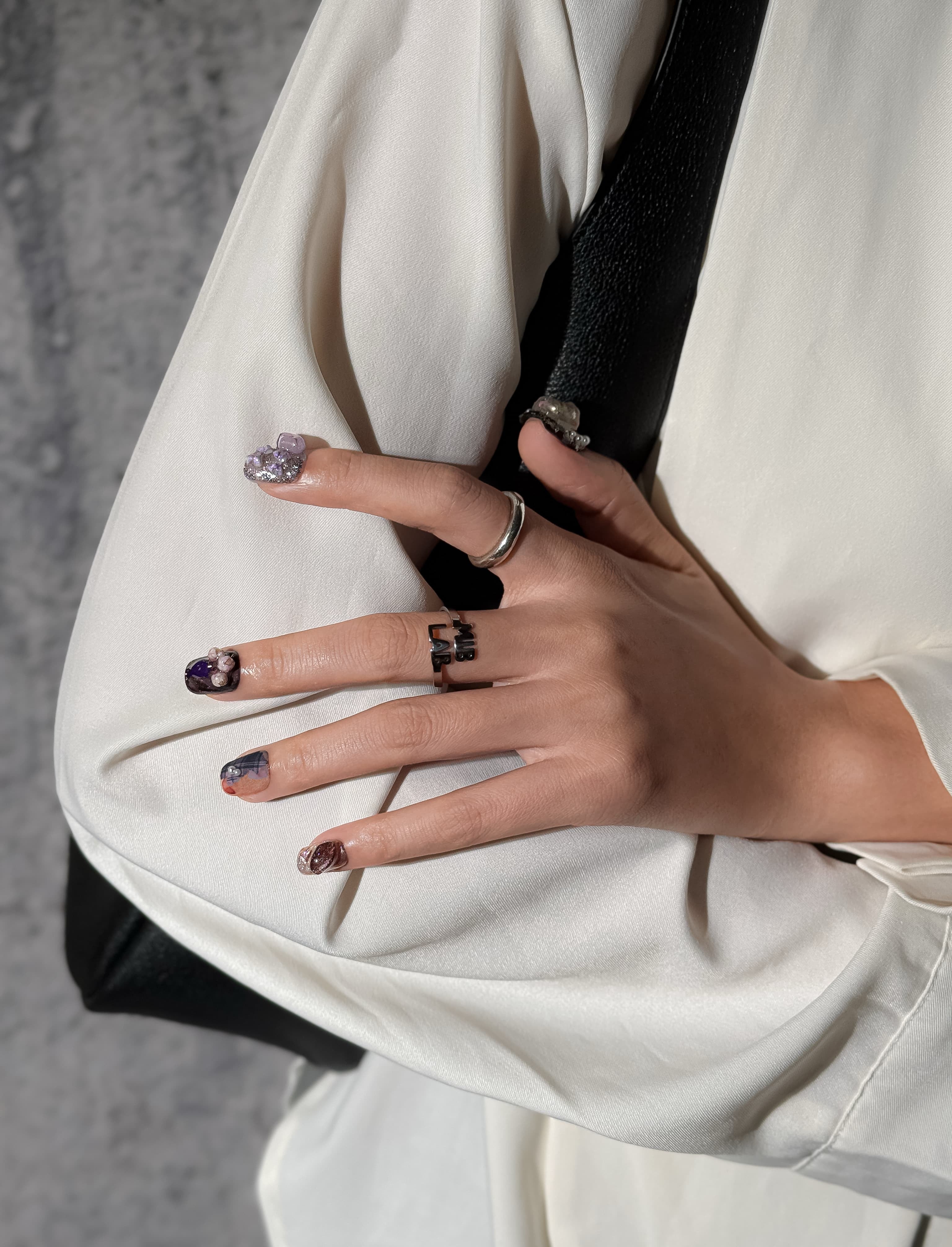Manucure Palace of Wonders portée : press on nails effet marbré violet, détails brillants, ongles élégants, Genève.