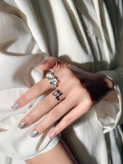 Détail Splash sur mains : faux ongles premium réutilisables avec glitter argenté, style soirée, tenue longue durée, Suisse.