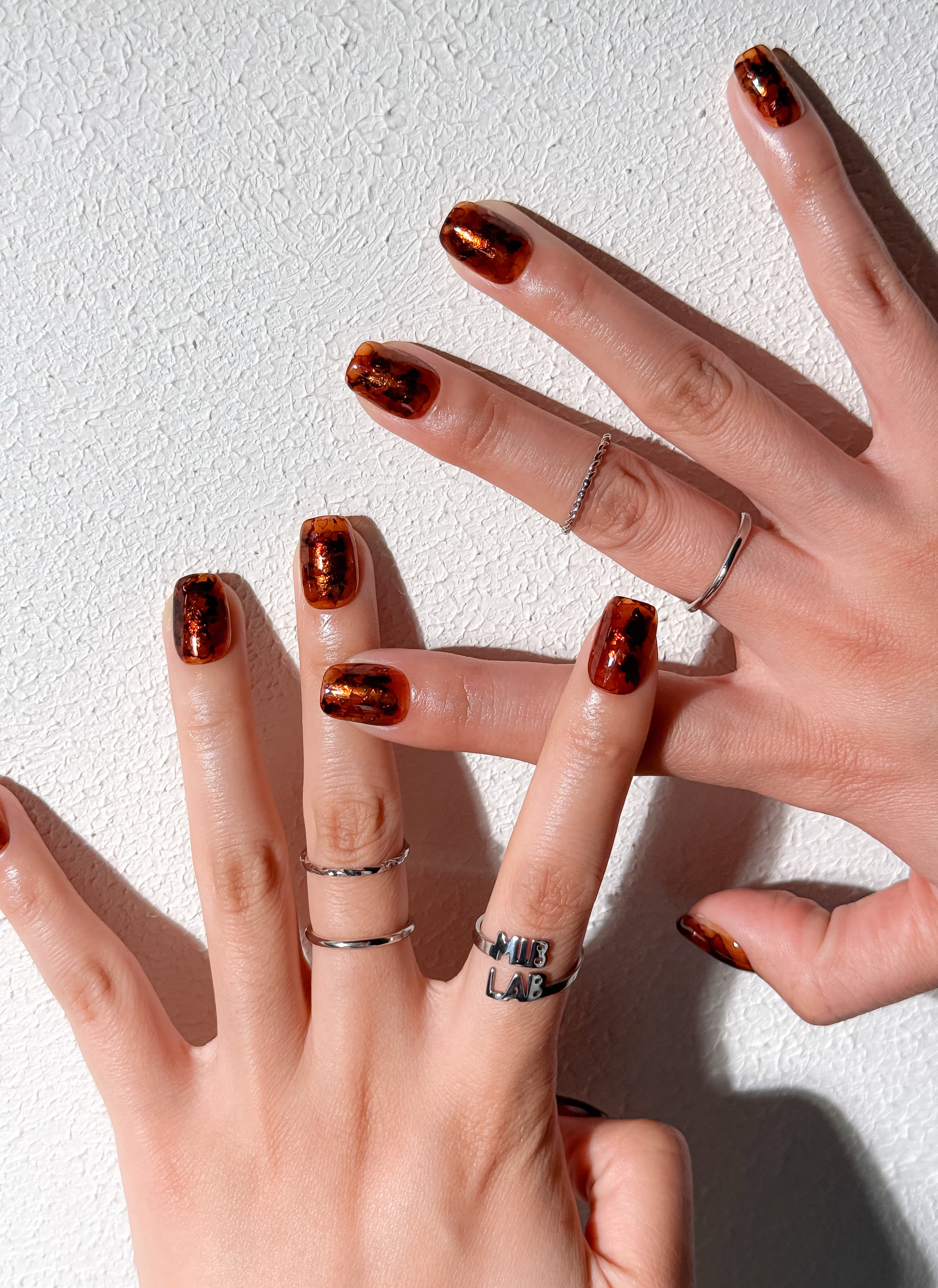 Manucure Oat Latte portée : press on nails brun moka, look chic et chaleureux, ongles sans gel, Genève.