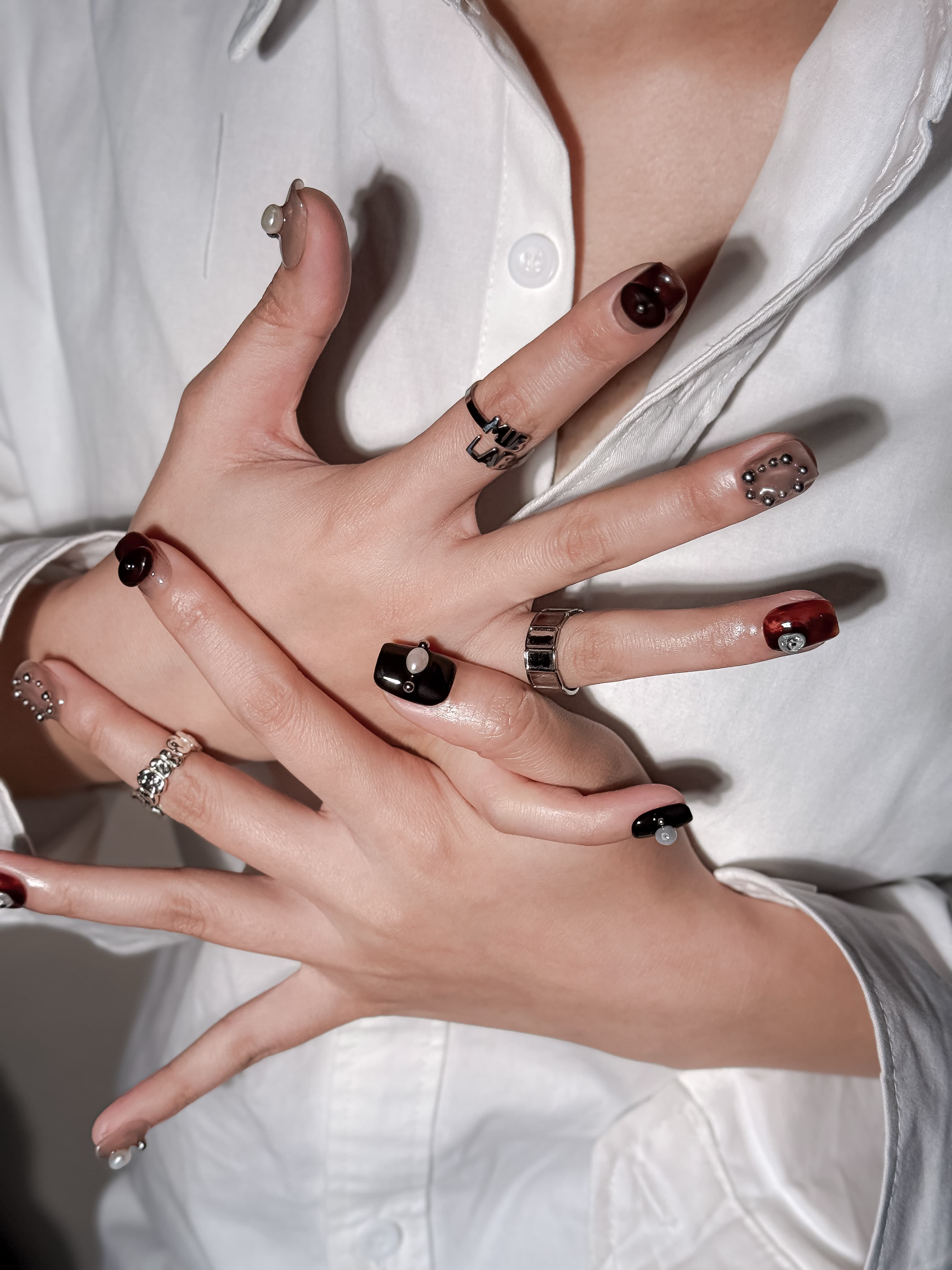 Ambre Nocturne ongles press-on artistiques ambrés et noirs portés à la main, design premium réutilisable Genève