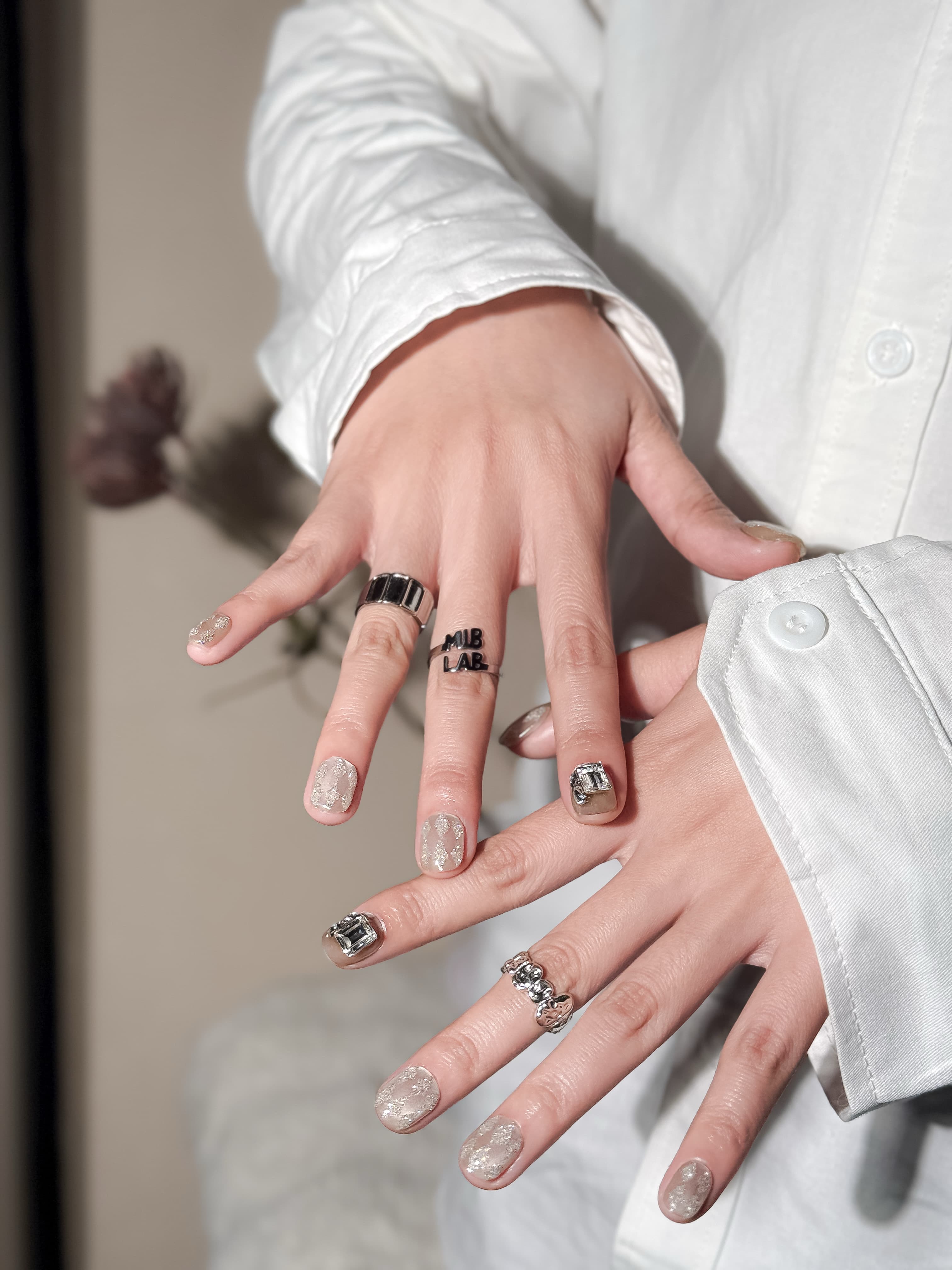 Étoilé Swarovski faux ongles élégants blancs brillants MIBLAB, press-on nails premium portés à la main à Genève