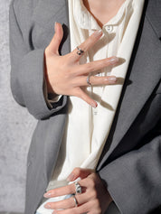Détail Casablanca sur mains : faux ongles premium réutilisables nude glossy, style quotidien chic, Suisse.