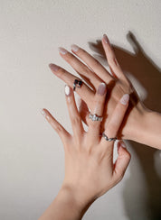 Manucure Merci portée : press on nails nude rosé nacré, look doux et élégant, ongles sans gel, Genève.
