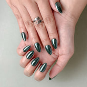 Manucure Muse portée : press on nails vert émeraude glossy, look chic et moderne, ongles sans gel, Genève.