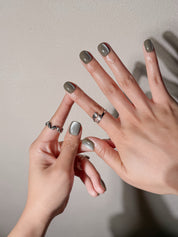 Détail Radio sur mains : faux ongles premium réutilisables argenté glossy, style quotidien chic, Suisse.