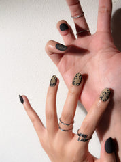 Manucure Nyx portée : press on nails nude taupe à motifs noirs, look moderne et audacieux, ongles sans gel, Genève.