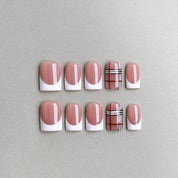 Frencherry : faux ongles réutilisables rose laiteux, french blanche et accent motif tartan rouge, press on nails premium, finition brillante.