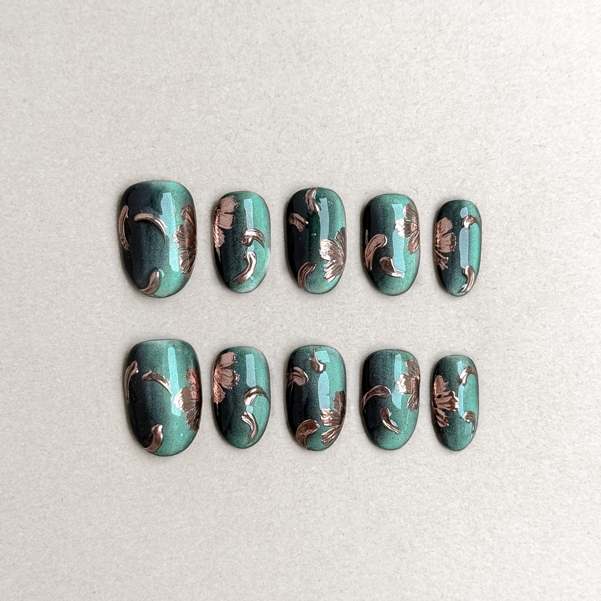 Jade : faux ongles réutilisables vert jade avec accents bronze, effet marbré, press on nails premium, finition brillante.