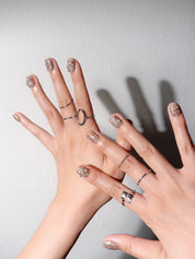 Manucure Steelé portée : press on nails nude rosé à carreaux blancs, look élégant et discret, ongles sans gel, Genève.