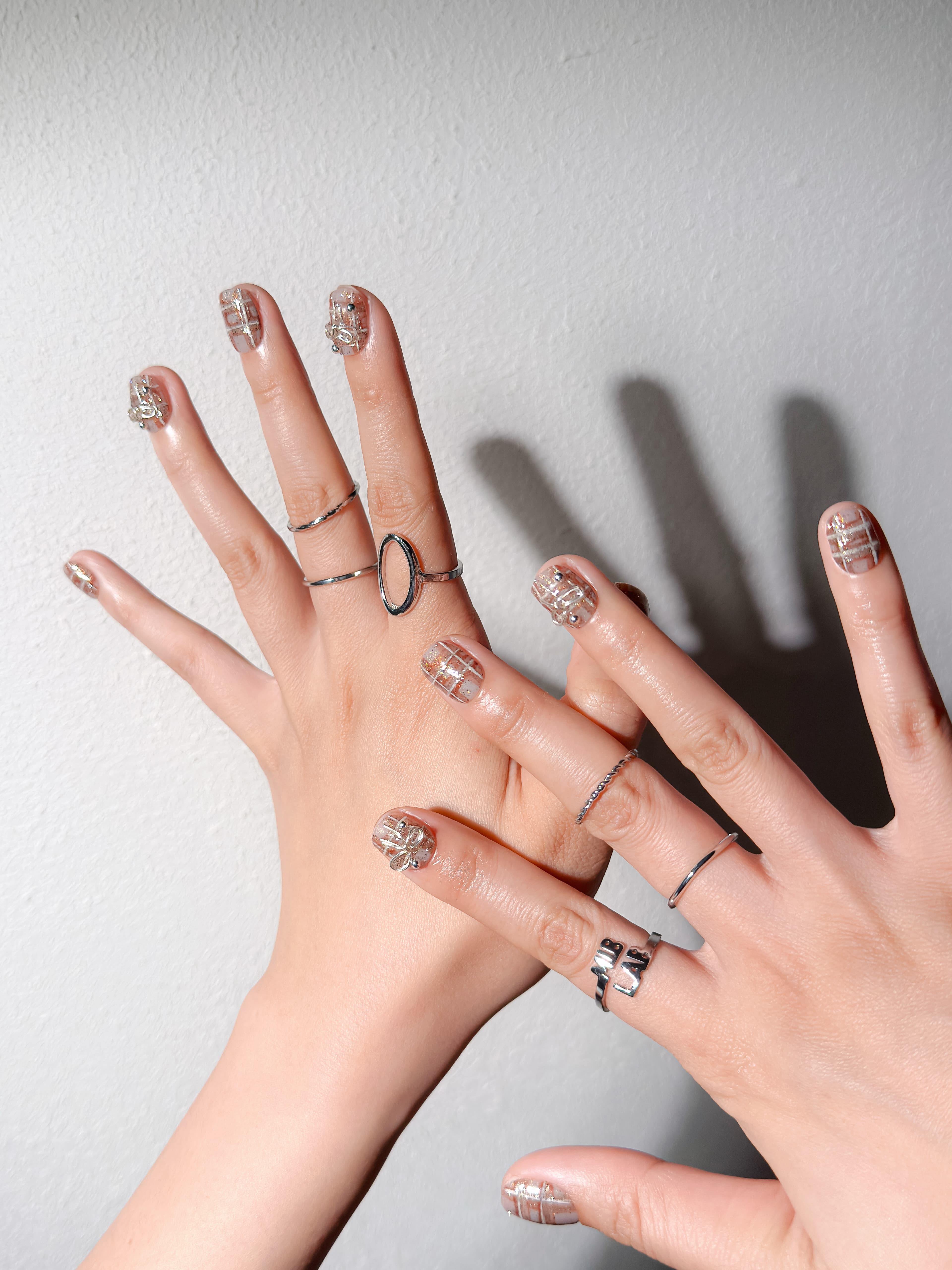 Manucure Steelé portée : press on nails nude rosé à carreaux blancs, look élégant et discret, ongles sans gel, Genève.