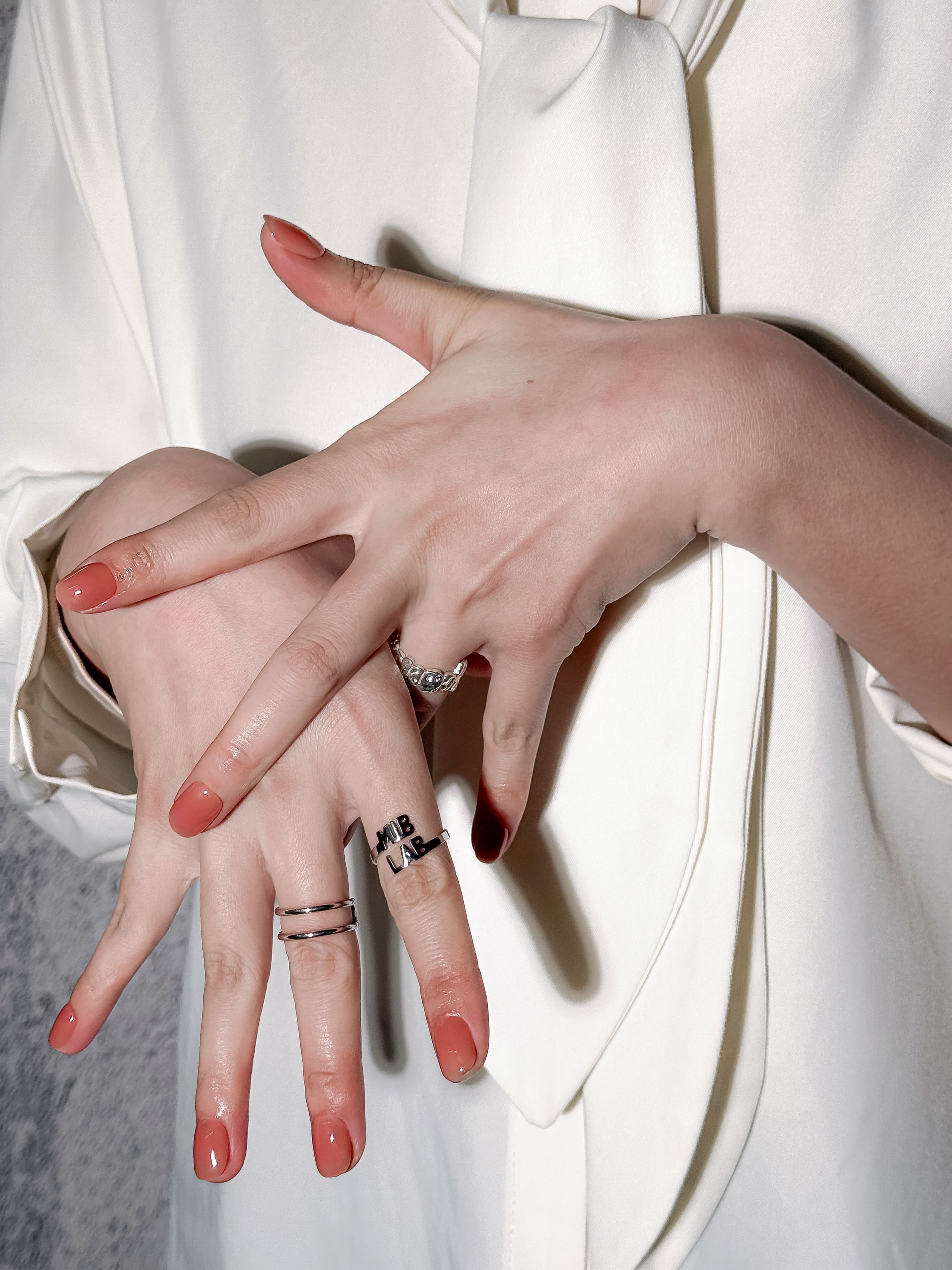 Aura ongles press-on nude portés à la main, finition élégante et naturelle