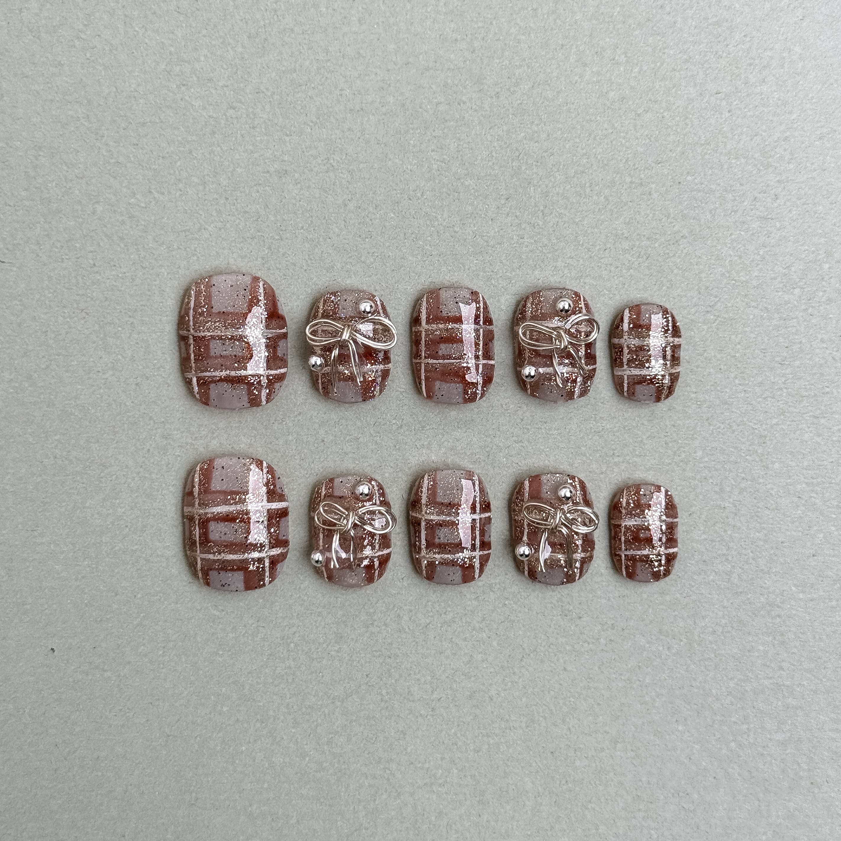 Steelé : faux ongles réutilisables nude rosé, motif quadrillé blanc type tweed, press on nails premium, finition brillante.
