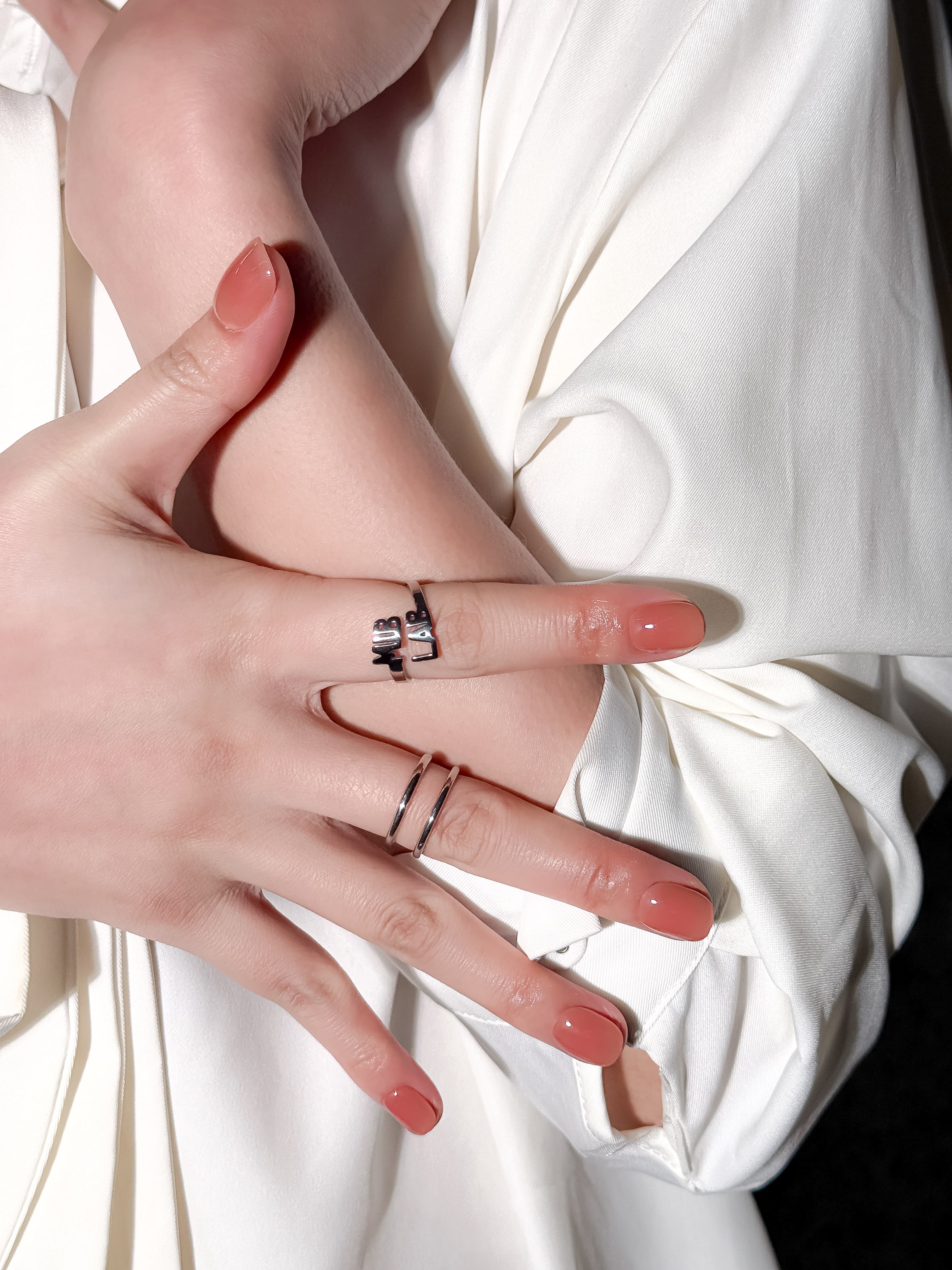 Aura faux ongles réutilisables nude MIBLAB, vue lifestyle avec les deux mains