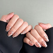 Ongles Press-On MIBLAB nude ¡§¡è pois port¡§|s sur mains, Manucure chic Gen¡§¡§ve