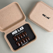 KKO Oval faux ongles bruns premium MIBLAB dans boîtier, press-on nails réutilisables Genève