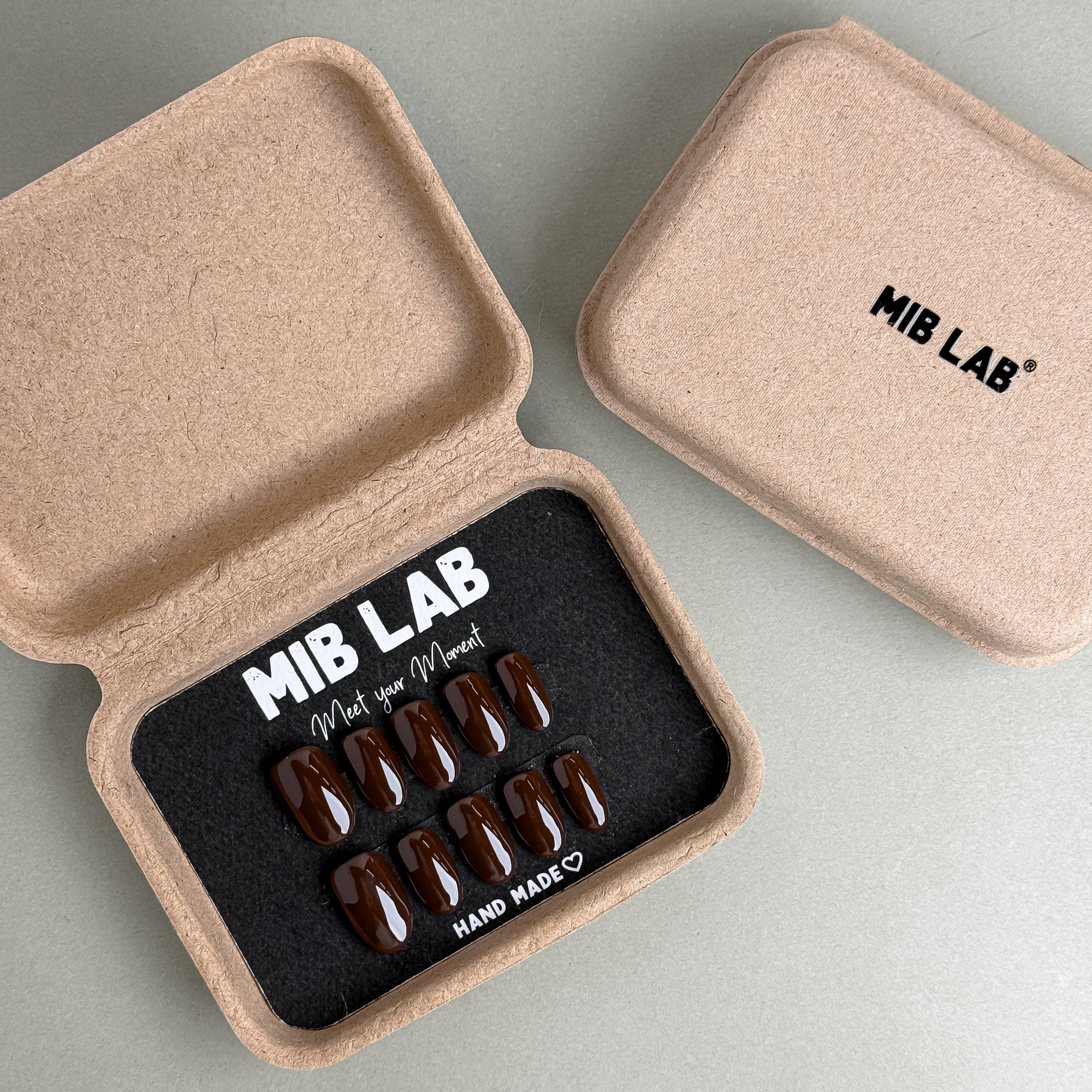KKO Oval faux ongles bruns premium MIBLAB dans boîtier, press-on nails réutilisables Genève