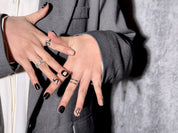 Pitch faux ongles artistiques noirs et nude MIBLAB, press-on nails premium portés à la main à Genève