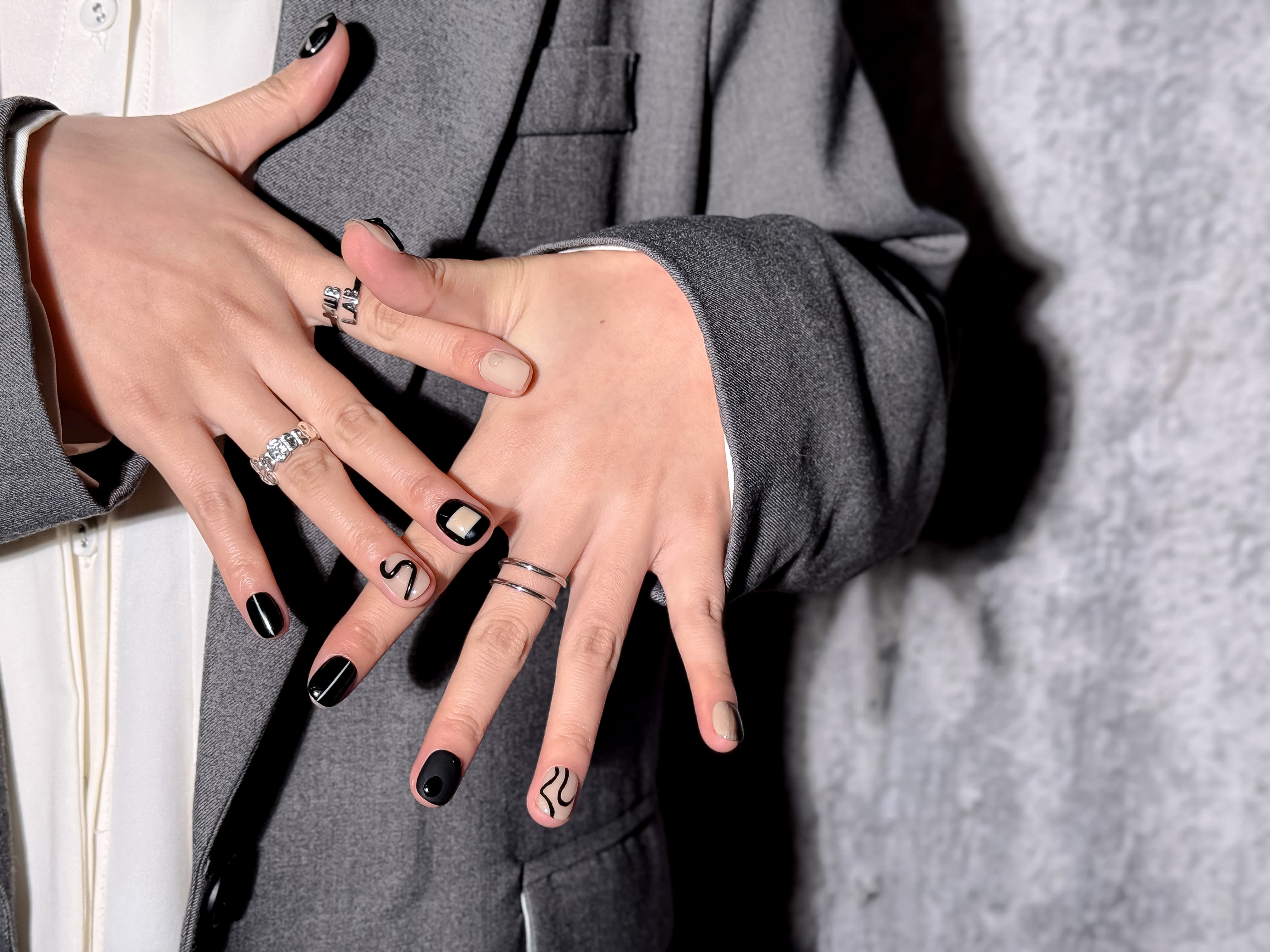 Pitch faux ongles artistiques noirs et nude MIBLAB, press-on nails premium portés à la main à Genève