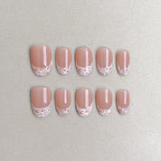 Honeylace : faux ongles réutilisables nude rosé avec contour dentelle blanche, press on nails premium, finition brillante.
