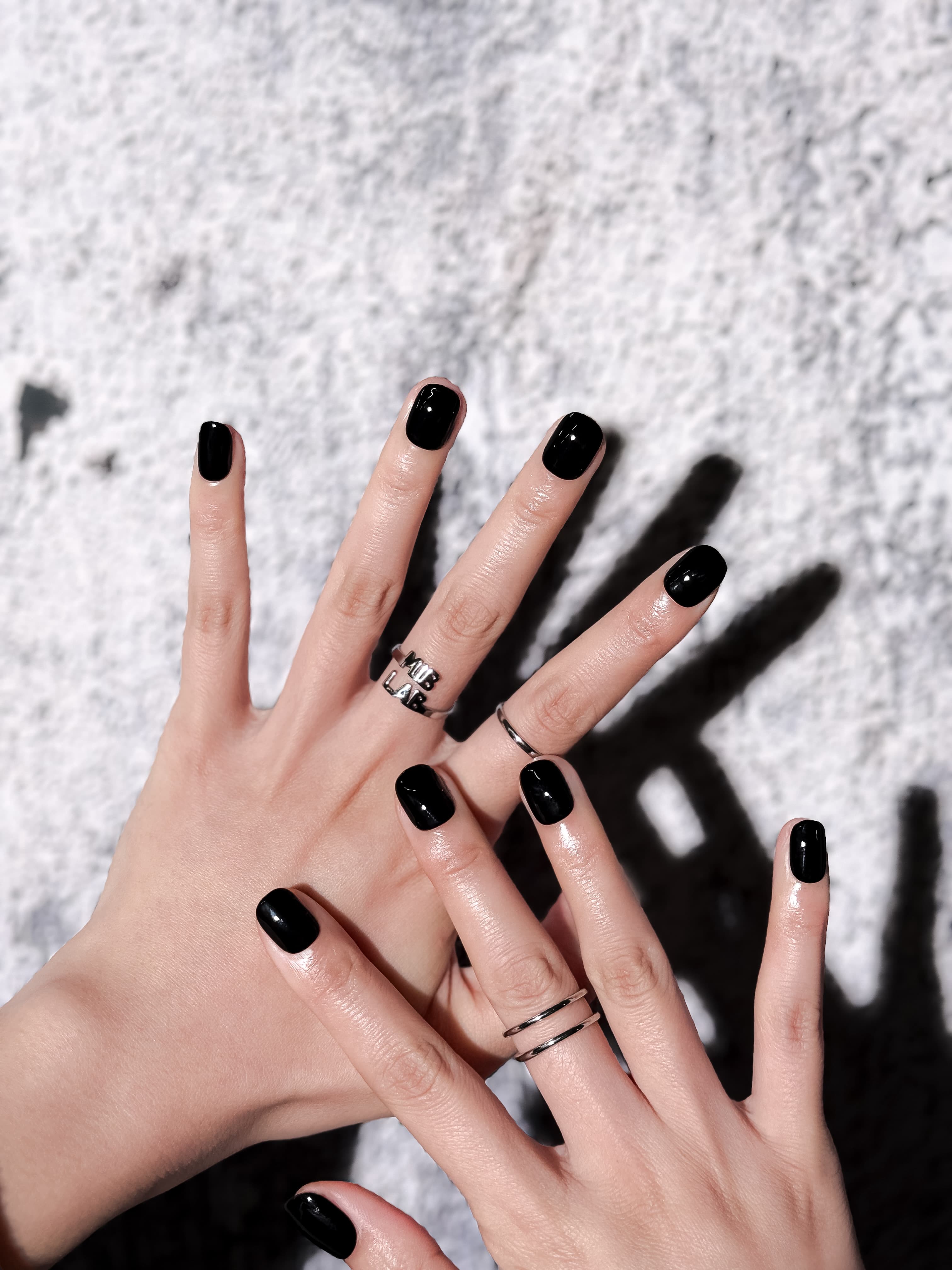 Ink ongles press-on noirs portés à la main, faux ongles premium réutilisables Genève