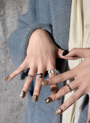Manucure Velvet Parade portée : press on nails arty floral, look élégant et original, ongles sans gel, Genève.