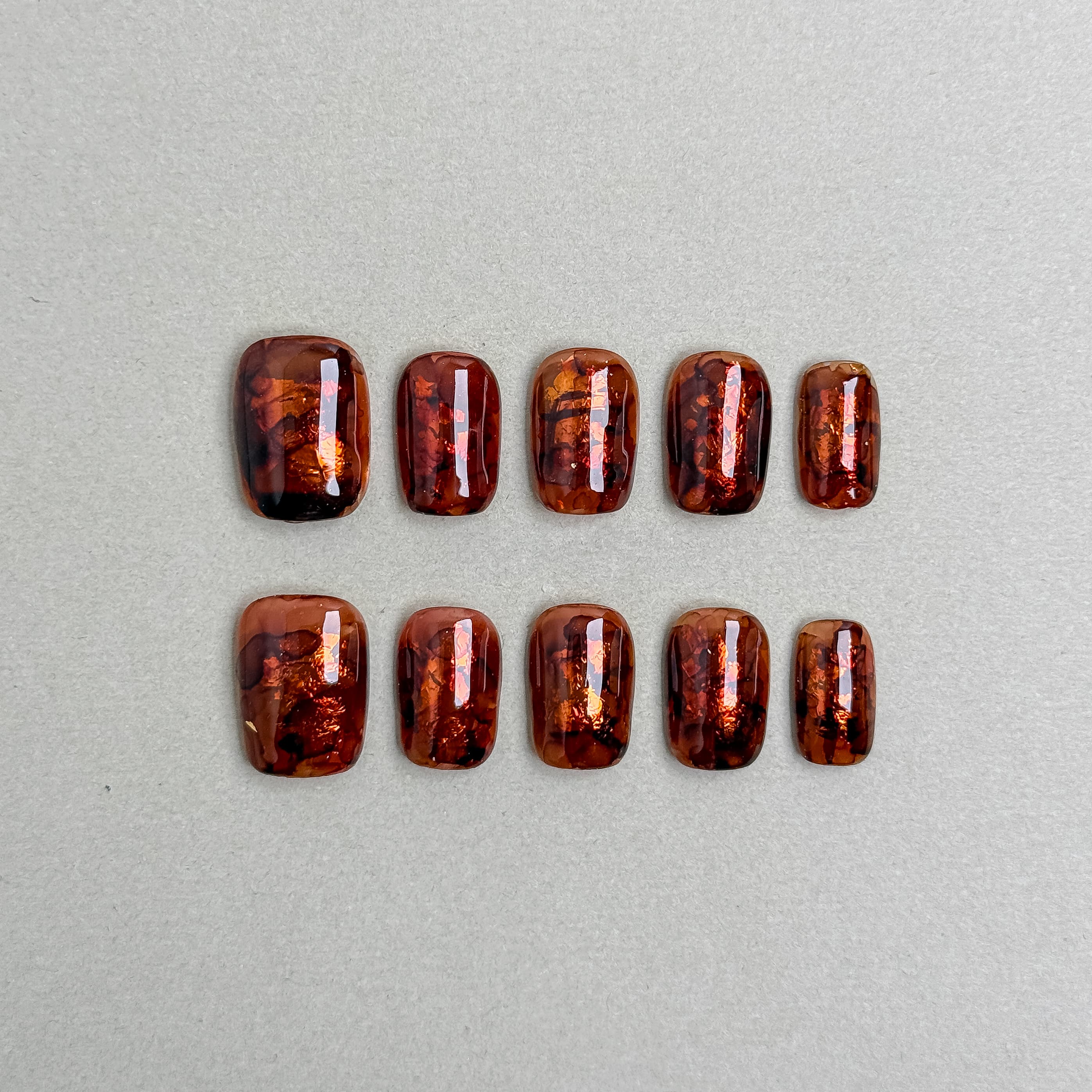 Oat Latte : faux ongles réutilisables brun moka translucide, effet écaille, press on nails premium, finition brillante.