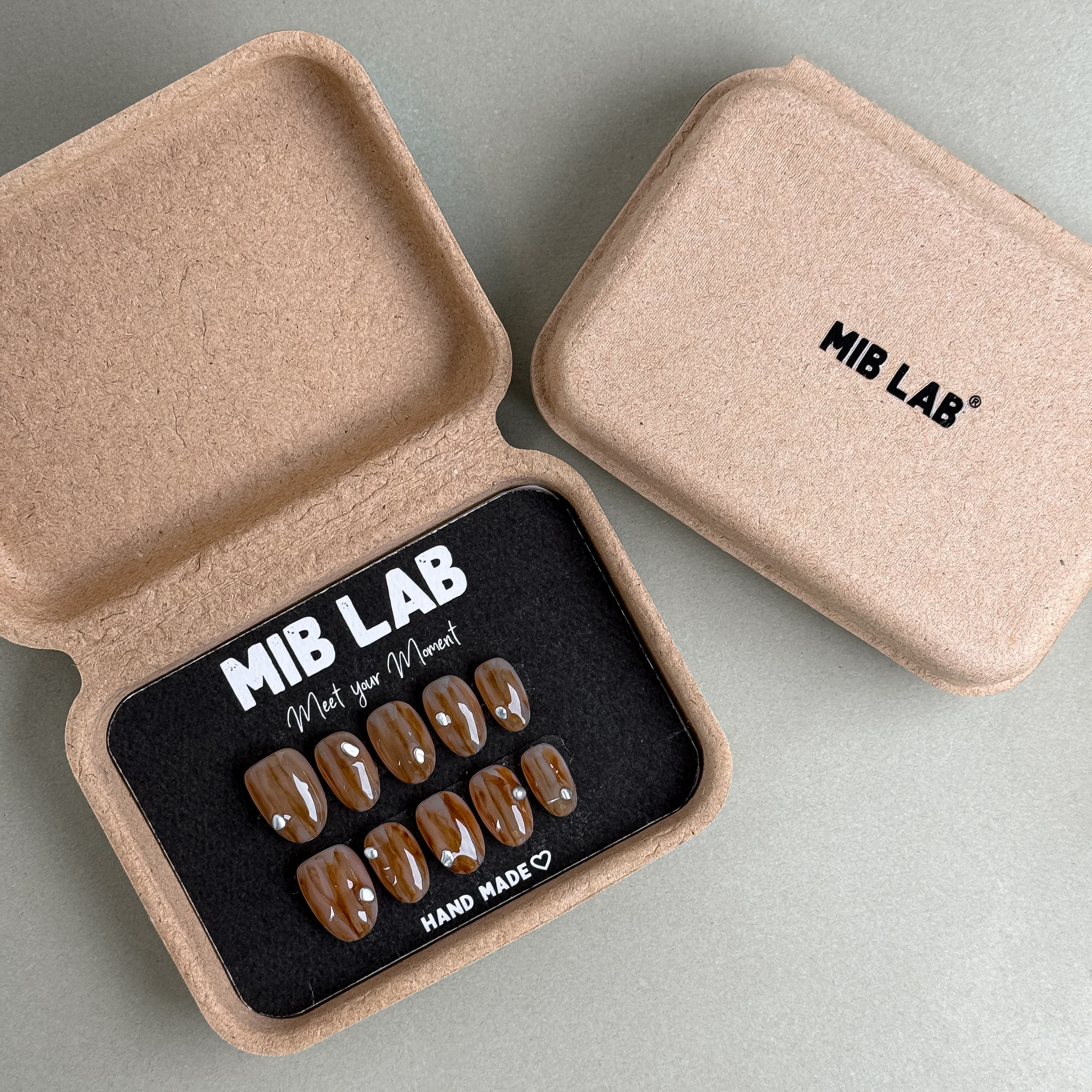 Silent Friend faux ongles nude premium MIBLAB dans boîtier, press-on nails réutilisables Genève