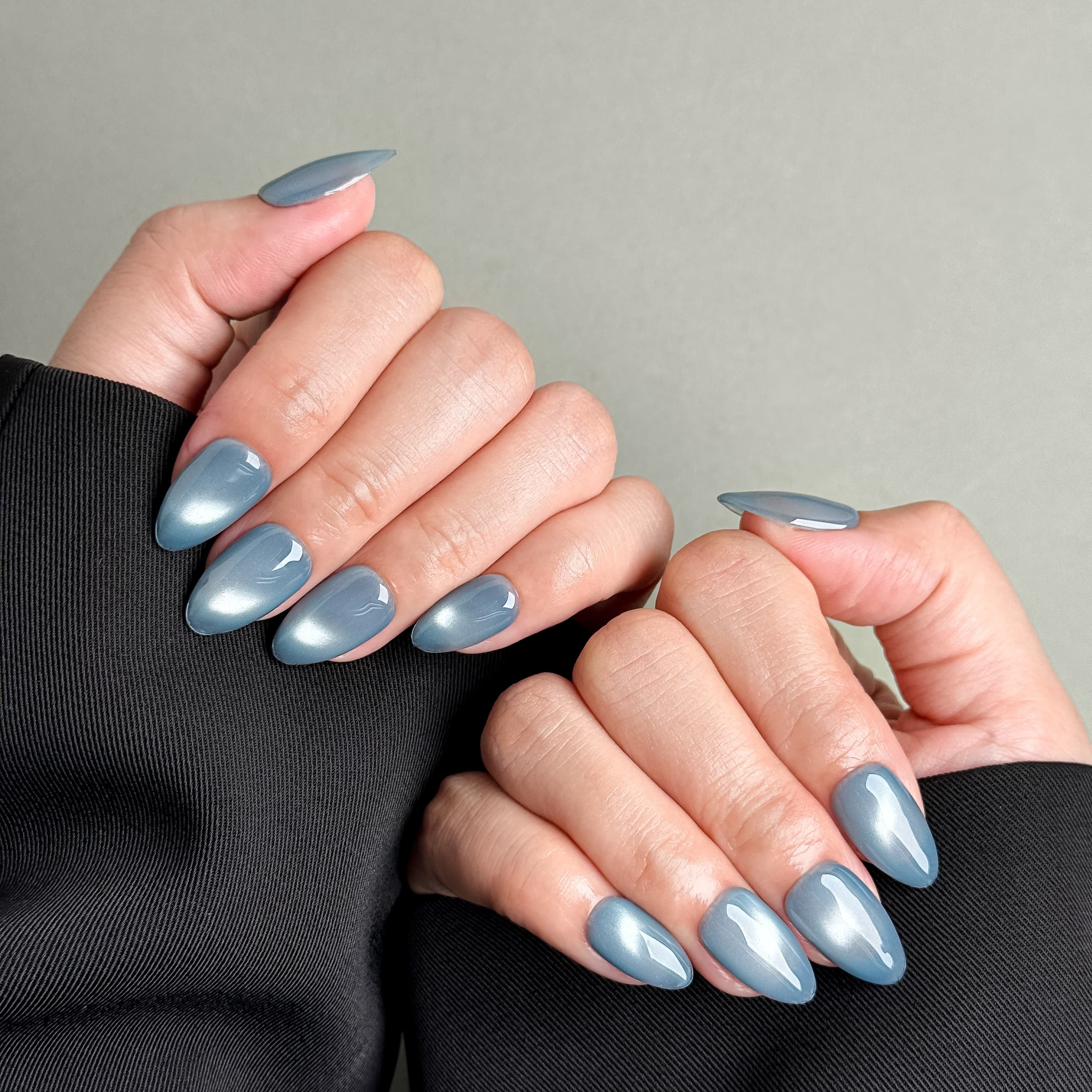 Ongles Press-On MIBLAB gris m¡§|tallis¡§|s port¡§|s sur mains, Manucure moderne Gen¡§¡§ve