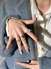 Détail Velvet Parade sur mains : faux ongles premium réutilisables avec accents dorés, style événement, tenue longue durée, Suisse.