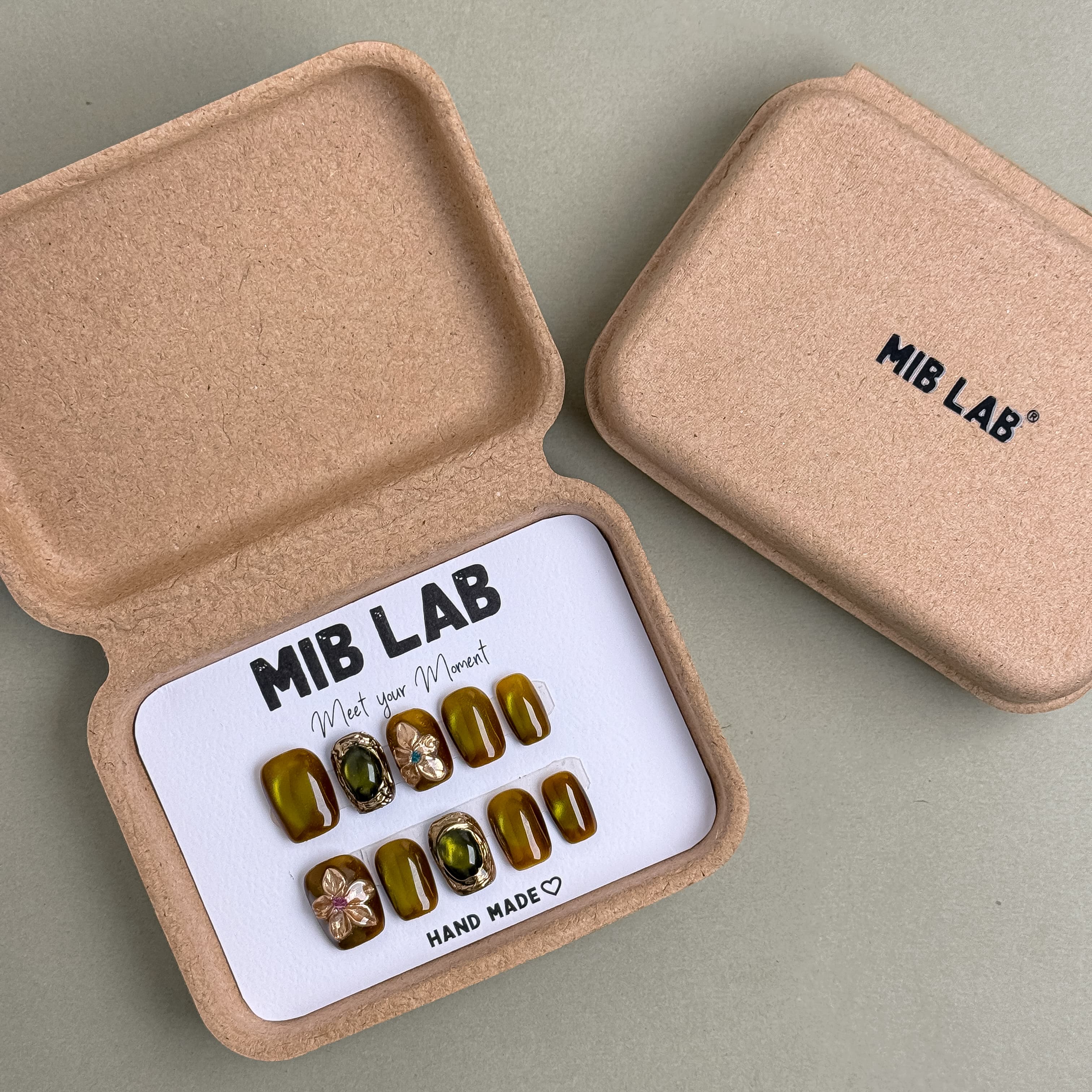 Coffret MIB LAB Into the Wild avec press on nails premium réutilisables vert olive, kit complet, retrait à Genève et livraison en Suisse.