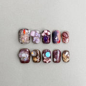 Palace of Wonders : faux ongles réutilisables multicolores, marbré violet-rose, paillettes et détails bijoux, press on nails premium.
