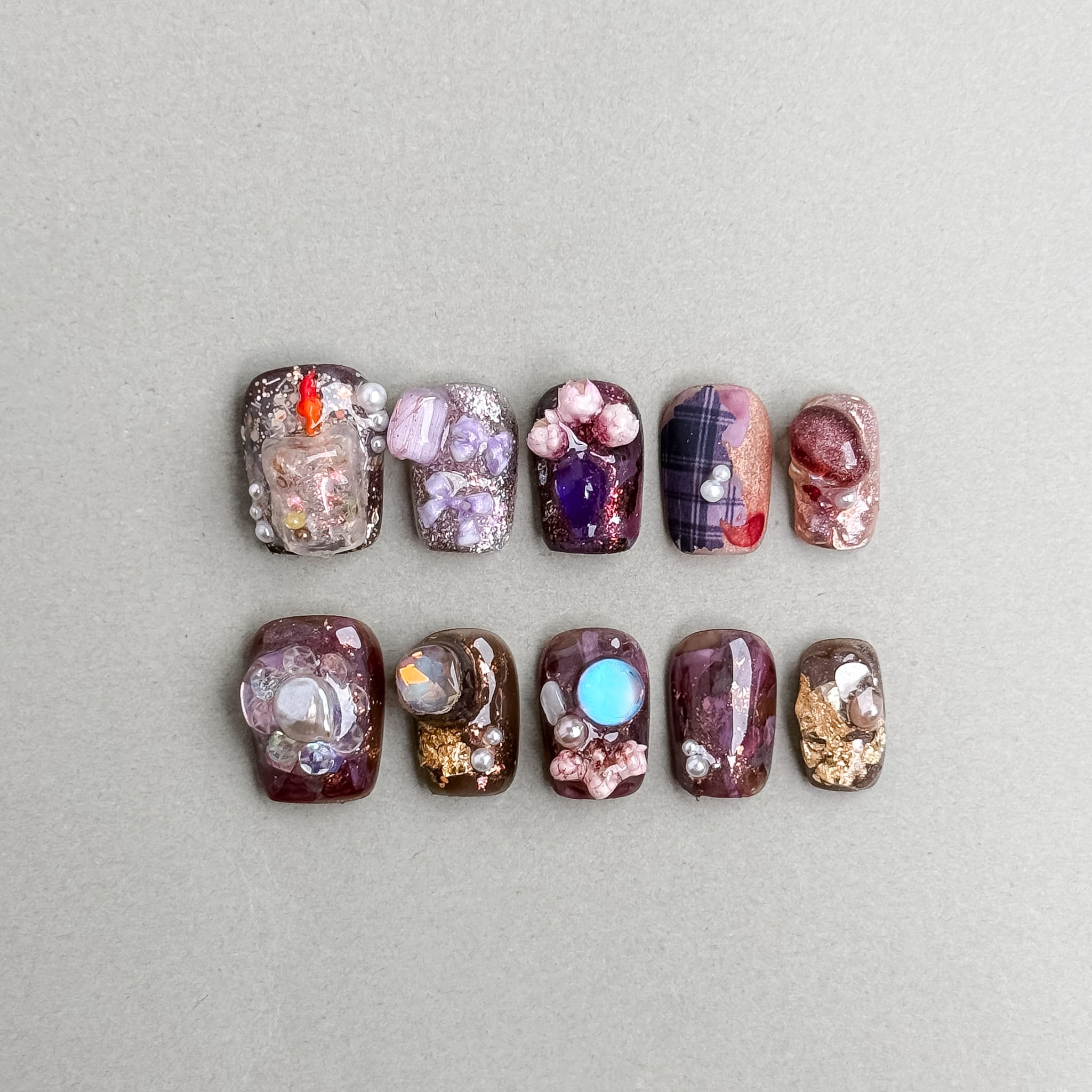 Palace of Wonders : faux ongles réutilisables multicolores, marbré violet-rose, paillettes et détails bijoux, press on nails premium.