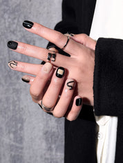 Pitch ongles press-on noirs et nude portés à la main, design premium réutilisable Genève